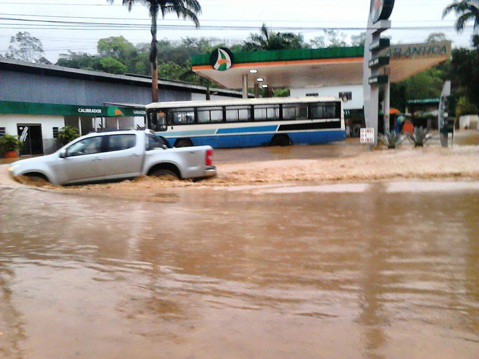Chuva forte em Colatina deixa ruas alagadas