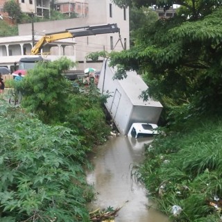 Caminhão cai em valão e precisa ser retirado por guindaste em Cariacica