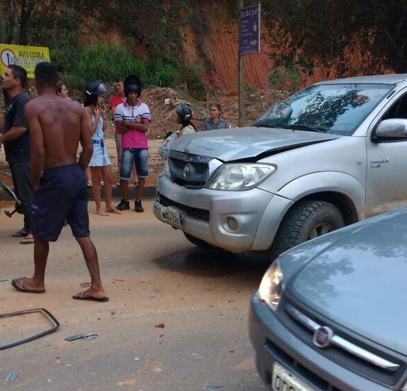 Mais um acidente na entrada do Bairro Santa Terezinha preocupa moradores e pedestres