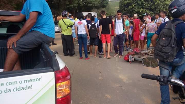 Dois acidentes em menos de 48 horas no Bairro Santa Terezinha fazem moradores fechar a rodovia