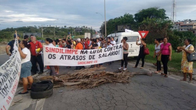 Manifestação na Serra paralisa BR 101