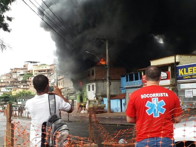 Incêndio atinge galpão de pneus e fumaça assusta moradores em Cariacica