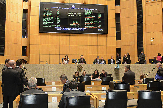 Deputados cobram solução para crise na segurança pública