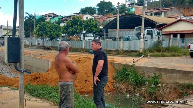 Vereador Luiz Vial visitou a obra da galeria do Bairro Santa Helena e ouviu a preocupação dos moradores