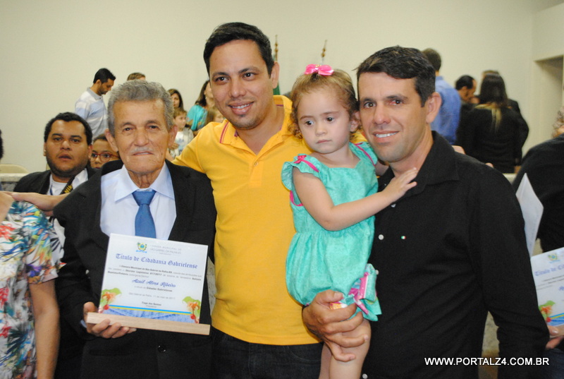 SESSÃO SOLENE DE ENTREGA DE TÍTULOS DE CIDADÃOS GABRIELENSE ACONTECEU NESTA QUINTA FEIRA (11)