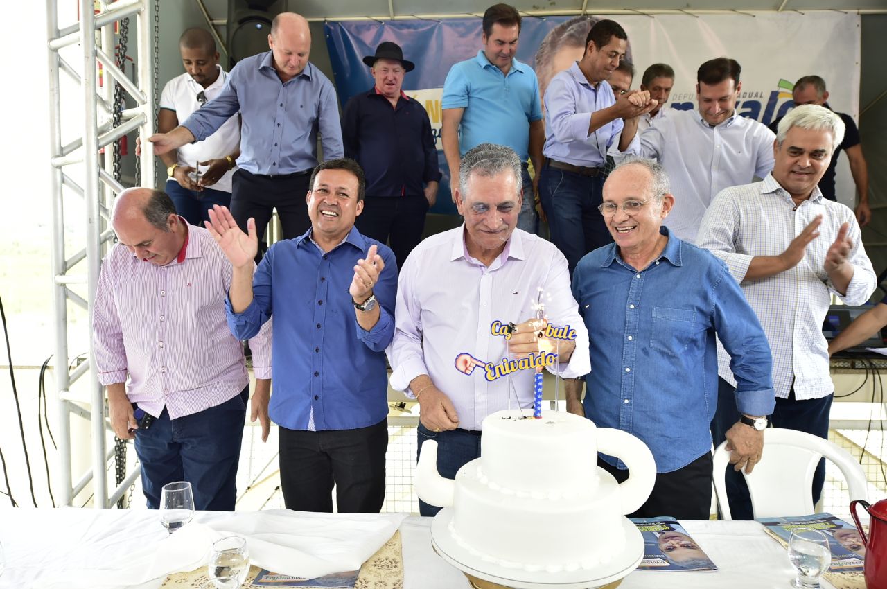Paulo Hartung participa de prestação de contas e aniversário do Deputado Enivaldo dos Anjos