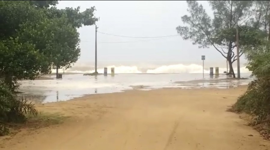 Ressaca do mar atinge Povoação, no litoral de Linhares