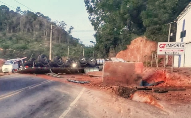 Mais uma carreta com bloco de granito tomba no norte do estado