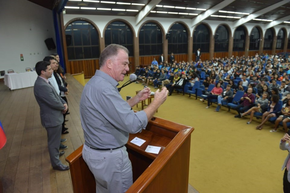 Governador visita atletas que participam dos Jogos Escolares do Espírito Santo