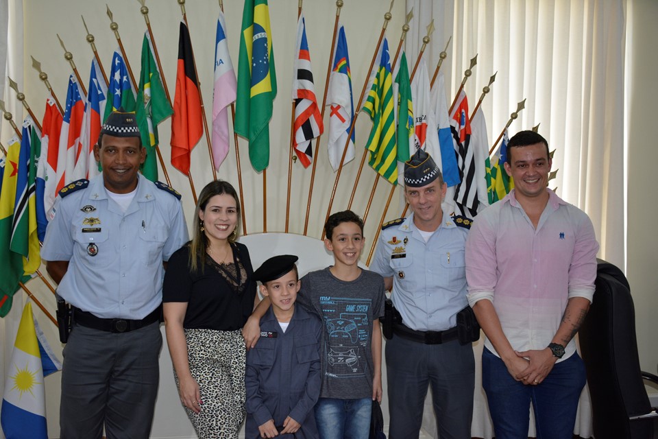 Menino de 7 anos realiza sonho e recebe farda da Polícia Militar