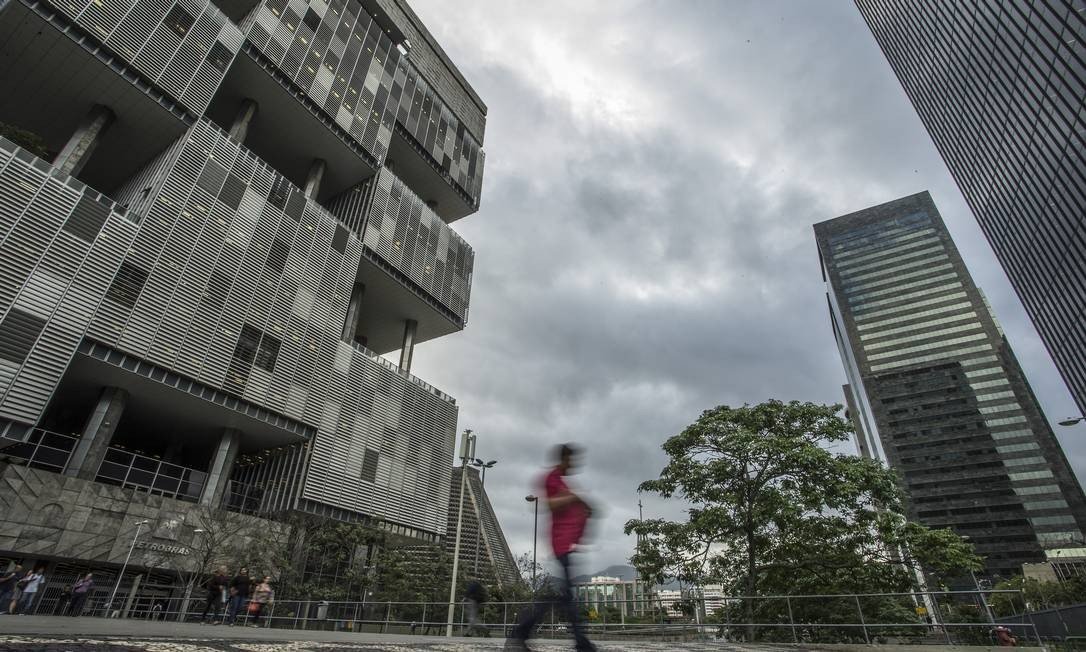 PETROBRAS VENDE 35% DA BR DISTRIBUIDORA POR R$ 9 BILHÕES