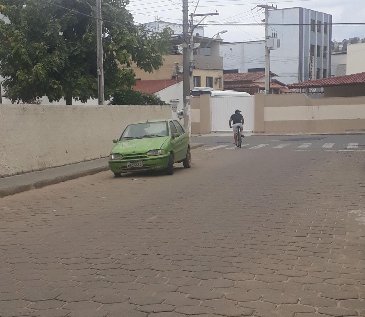 Carro abandonado a mais de 1 mês na rua Dom Pedro II