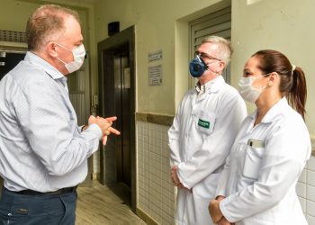 Governador acompanha construção de novos leitos no Hospital Silvio Avidos, em Colatina