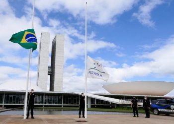 Covid-19 supera 10 mil mortes; Câmara e Senado decretam luto oficial