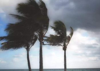 Ventos de até 75 km/h e ressaca atingem o Espírito Santo por conta da frente fria