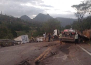 ACIDENTE COM CARRETA DE BLOCO, interdita BR 259 em Barbados, Colatina