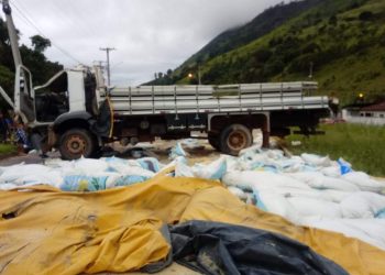 Acidente com caminhão deixa três feridos e interdita rodovia