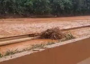 VÍDEO | Barragem transborda em Nova Lima, Minas Gerais, e interdita BR-040