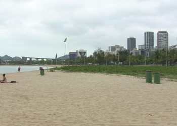 Crianças encontram feto boiando na água em praia de Vitória