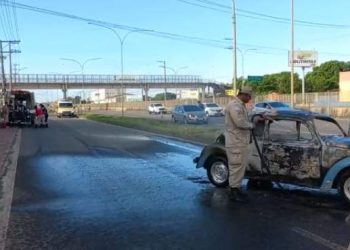 Fusca pega fogo na Rodovia do Sol em Vila Velha