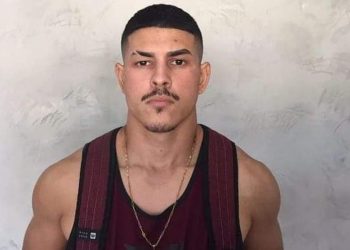 Motoboy de 22 anos morre ao bater em ônibus