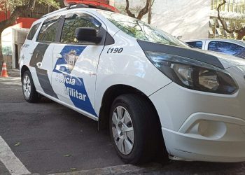 Homem é preso após agredir os pais e tentar chutar policial em Vitória