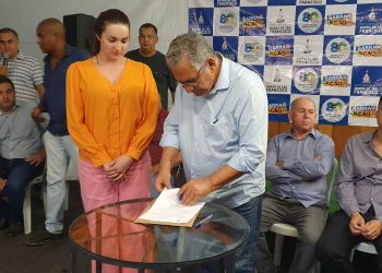 Enivaldo dos Anjos inaugura reforma do posto de saúde e assina ordem de serviço para asfaltamento de mais ruas no centro