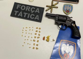 Jovem é preso com revolver e 40 pedras de crack