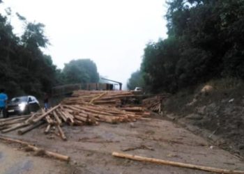 Acidente interdita BR 101