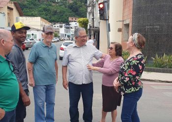 Prefeito Enivaldo dos Anjos caminhou pelo centro de Barra de São Francisco nesta sexta feira (15)