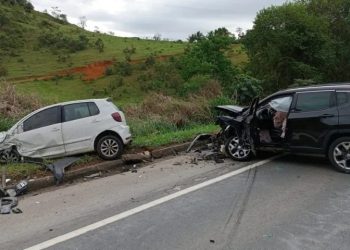 BR 101 interditada devido a um acidente ocorrido nesta tarde envolvendo cinco carros