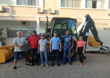 Reforçando a agricultura: Prefeito Tiago Rocha anuncia nova retroescavadeira para o município