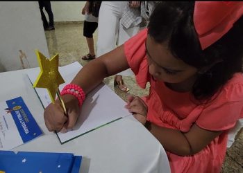 Alunos da EMEF Prof. Maria Celeste Torezani Storch celebram noite de autógrafos