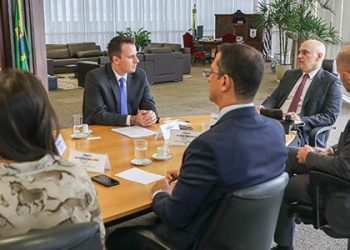 Presidente do TSE se reúne com representantes da Meta para debater inteligência artificial