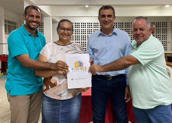 Marcos Guerra entrega escrituras para moradores de Água Limpa