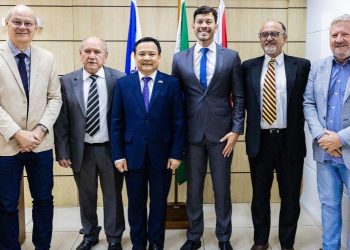 Arnaldinho Borgo recebe embaixador do Vietnã no Brasil visando atrair parcerias