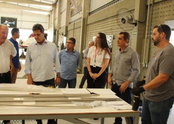 Ricardo Ferraço e Marcos Guerra realizam visita a fábrica de aviões em Jaguaré