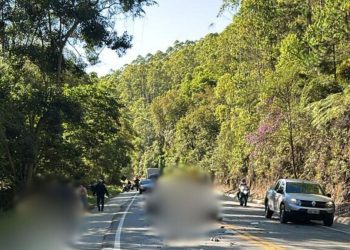 Grave acidente com quatro motos deixa dois mortos na BR 262