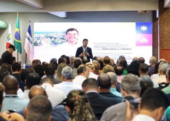 Prefeito Arnaldinho Borgo enfatiza em congresso diálogo e união para desenvolvimento das cidades