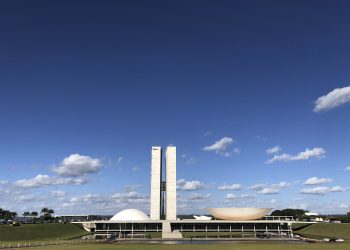 Comissão do Senado aprova fim da reeleição para presidente, prefeitos e governadores