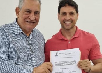 Enivaldo dos Anjos assina ato de posse e Wanderson Melgaço assume como prefeito de Barra de São Francisco