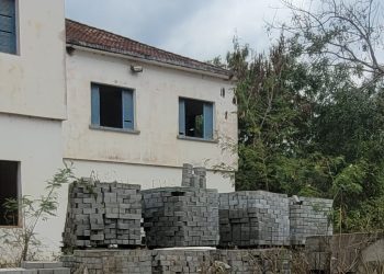 Tijolos para calçamento rural apodrecem abandonados em São Gabriel da Palha