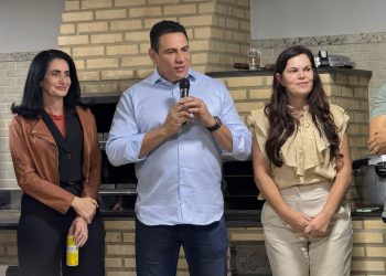 Deputado Da Vitória é recebido por lideranças na casa da empresária Merinha Comper, em São Domingos do Norte