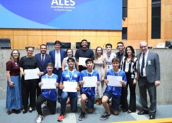 Mazinho dos Anjos homenageia atletas capixabas de volta à elite do vôlei sub-16