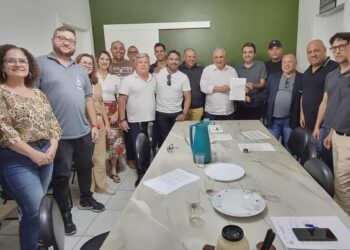 Prefeito Enivaldo dos Anjos garante reajuste salarial e valorização dos professores de Barra de São Francisco