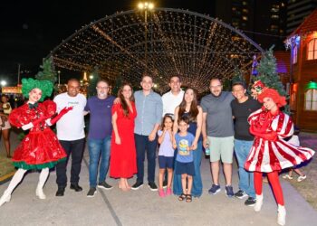 A Praça do Papa brilhou: Vitória inaugura sua Vila de Natal 2025