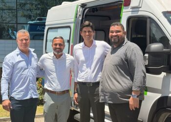 Emenda de Mazinho dos Anjos entrega ambulância 0 km à população de Mantenópolis