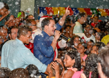 Vila Natalina e Papai Noel encantam moradores do Bairro da Penha