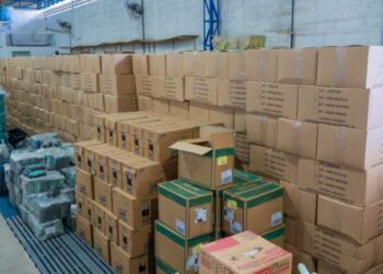 Depois das mochilas, 28 mil kits escolares começam a chegar às escolas de Linhares antes do início das aulas