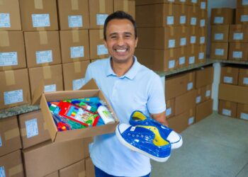 Novo tempo na educação: gestão Lucas Scaramussa inicia entrega de mais de 19 mil pares de tênis para estudantes de Linhares